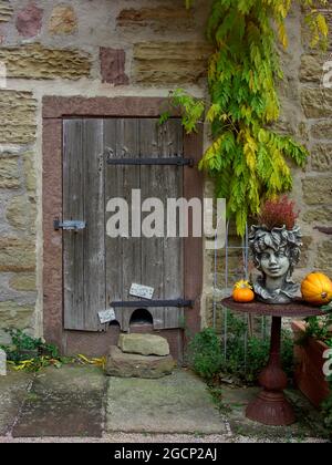 Monastère de Maulbronn (ancienne abbaye cistercienne) : porte pleine d'esprit dans la cour, district d'Enz, Forêt Noire du Nord, Bade-Wurtemberg, Allemagne Banque D'Images