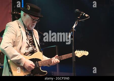 Wickham, Royaume-Uni. 08 août 2021. James Cregan, producteur, guitariste et bassiste de rock anglais, ancien parolier de Rod Stewart et membre du groupe Steve Harley et The Cockney Rebel, joue en direct sur scène avec le groupe Cregan & Co au festival Wickham. Crédit : SOPA Images Limited/Alamy Live News Banque D'Images