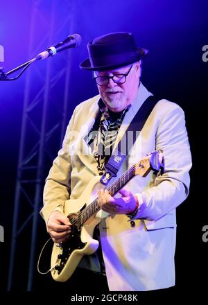 Wickham, Royaume-Uni. 08 août 2021. James Cregan, producteur, guitariste et bassiste de rock anglais, ancien parolier de Rod Stewart et membre du groupe Steve Harley et The Cockney Rebel, joue en direct sur scène avec le groupe Cregan & Co au festival Wickham. (Photo par Dawn Fletcher-Park/SOPA Images/Sipa USA) crédit: SIPA USA/Alay Live News Banque D'Images