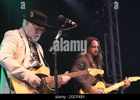 Wickham, Royaume-Uni. 08 août 2021. James Cregan, producteur, guitariste et bassiste de rock anglais, ancien parolier de Rod Stewart et membre du groupe Steve Harley et The Cockney Rebel, joue en direct sur scène avec Ben Mill et le groupe Cregan & Co au Wickham Festival. (Photo par Dawn Fletcher-Park/SOPA Images/Sipa USA) crédit: SIPA USA/Alay Live News Banque D'Images