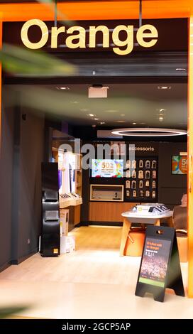 BARCELONE, ESPAGNE - 04 août 2021 : Barcelone, Catalogne, Espagne - 4 août 2021 : Orange store à l'intérieur d'un centre commercial. Orange est le principal télétravailleur français Banque D'Images