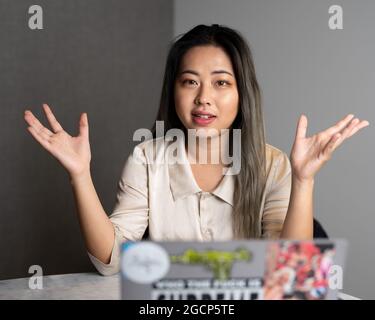 Une scientifique des données féminine asiatique edgy explique les résultats des analyses Banque D'Images