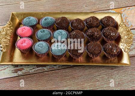 Différents types de brigadeiro sur un plateau doré sucré traditionnel brésilien. Banque D'Images