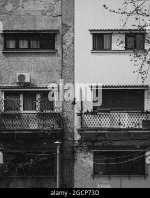 Photo en niveaux de gris d'un mur bien peint à côté d'un vieux mur abîmé Banque D'Images