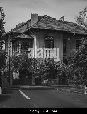 Photo en échelle de gris d'une façade de maison Banque D'Images