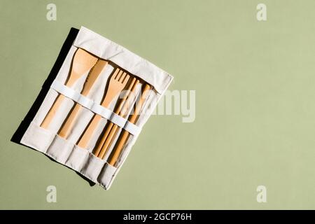 Ensemble de couverts en bambou écologiques sur fond vert. Style de vie durable. Concept sans plastique. Concept zéro déchet. Placer pour le texte Banque D'Images