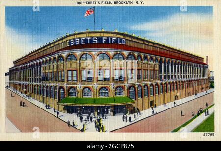 Carte postale vintage de couleur main représentant Ebbet's Field, la maison des Brooklyn Dodgers à New York jusqu'en 1957. Banque D'Images