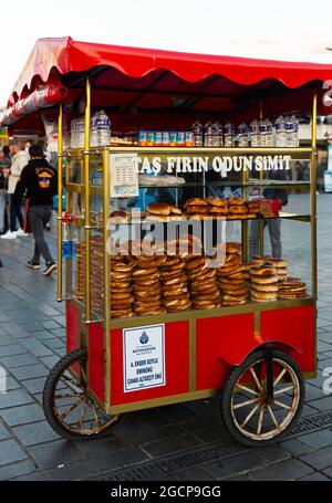 Chariot de vente de bagels Simits turcs sur la rue Istanbul Banque D'Images