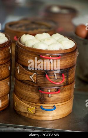 Boulettes dans des steamers de bambou Banque D'Images