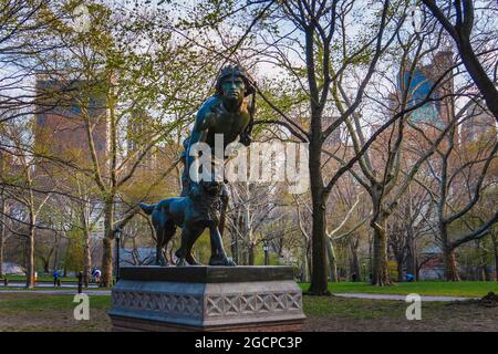 Indian Hunter, sculpture en bronze de John Quincy Adams Ward, à Central Park, New York. Banque D'Images