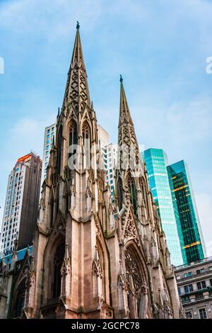 Façade de la cinquième avenue de la cathédrale catholique St Patrick, New York, Etats-Unis. Banque D'Images