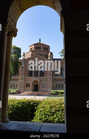 Bibliothèque UCLA vue par une arche de Royce Hall Banque D'Images