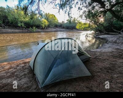 Camping pittoresque le long de la rivière Gila, Kearny, Arizona, U.S.A Banque D'Images