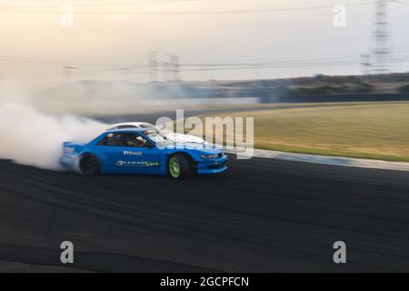 VicDrift Round 2 : bataille finale entre Moe Elhouli (plomb bleu) et Aleksander Kantarovski (chasse blanche). Banque D'Images