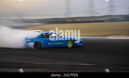 VicDrift Round 2 : bataille finale entre Moe Elhouli (menant en bleu) et Aleksander Kantarovski (chase en blanc). Banque D'Images