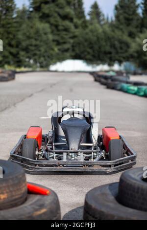 Une voiture de karting se trouve sur l'autoroute et attend le conducteur. Voitures de karting pour enfants et adultes. Banque D'Images