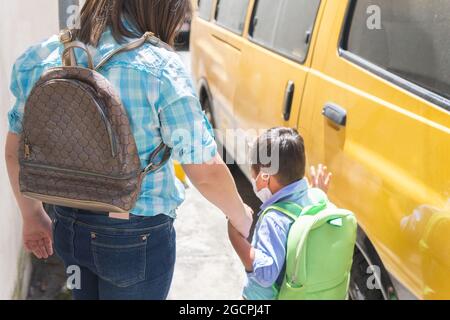 Frère et sœur prenant l'autobus scolaire. Retour à l'école Banque D'Images