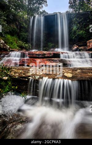 une grande cascade sur un peu d'eau à la palonga Banque D'Images