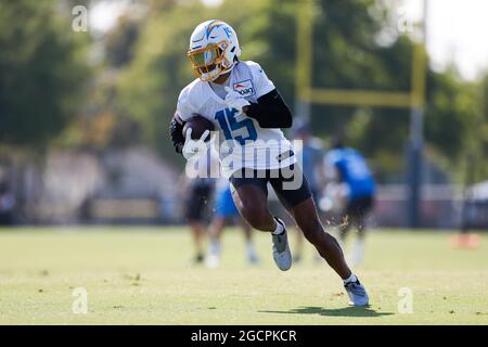 Le récepteur large des Chargers de Los Angeles Jalen Guyton (15 ans) participe à un exercice pendant un camp d’entraînement au complexe sportif Jack Hammett, samedi 31 juillet 2021, à Costa Mesa, Calif. (Brandon Sloter/image of Sport) Banque D'Images