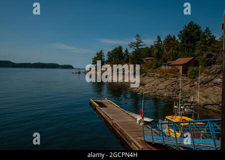 Flotteurs en bois à Hope Bay, North Pender Island, Colombie-Britannique, Canada Banque D'Images