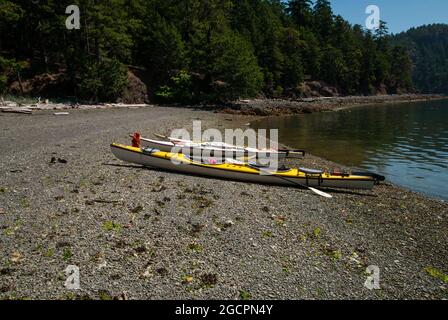 Kayaks on Beaumont Beach, South Pender Island, Colombie-Britannique, Canada Banque D'Images