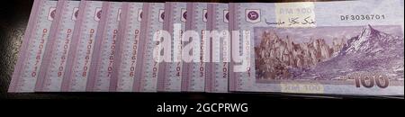 Panorama de cent Ringgit Malaisie. Capture macro détaillée du tout nouveau RM 100 avec numéro séquentiel. Photographie macro depuis l'arrière de Banque D'Images