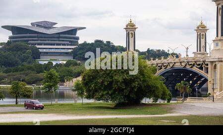 Putrajaya, Malaisie - 11 octobre 2020 : Centre international des congrès et pont Seri Gemilang à la ville gouvernementale de Malaisie, Putrajaya. Putraj Banque D'Images