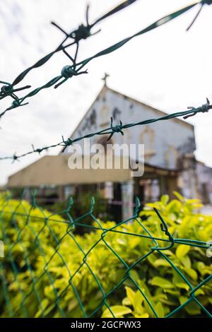 Kuala Lumpur, Malaisie - 24 décembre 2020 : la ruine d'une église derrière un barbelé. Le bâtiment délabré est sur le point de s’effondrer. La comm. chrétienne Banque D'Images