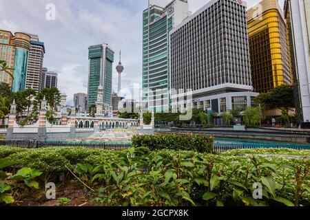 Kuala Lumpur, Malaisie - 09 janvier 2020 : vue sur la rivière de la vie à la mosquée Masjid Jamek et la tour Menara Kuala Lumpur près de l'Abdul Sam Banque D'Images