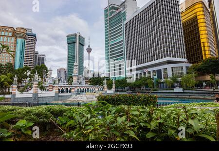 Kuala Lumpur, Malaisie - 09 janvier 2020 : vue sur la rivière de la vie à la mosquée Masjid Jamek et la tour Menara Kuala Lumpur près de l'Abdul Sam Banque D'Images