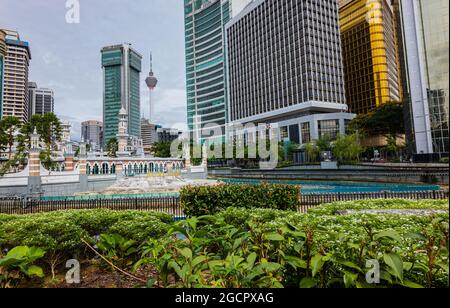 Kuala Lumpur, Malaisie - 09 janvier 2020 : vue sur la rivière de la vie à la mosquée Masjid Jamek et la tour Menara Kuala Lumpur près de l'Abdul Sam Banque D'Images