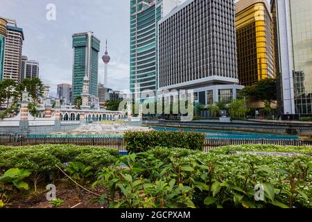 Kuala Lumpur, Malaisie - 09 janvier 2020 : vue sur la rivière de la vie à la mosquée Masjid Jamek et la tour Menara Kuala Lumpur près de l'Abdul Sam Banque D'Images