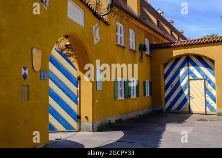 Fuggerei, façade extérieure am Sparrenlech, Jakobervorstadt, Augsburg, Swabia, Bavière, Allemagne Banque D'Images