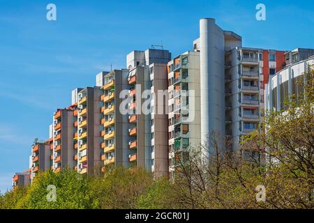 Bâtiment de haute élévation avec balcons en béton, années 70, Neuperlach, Munich, haute-Bavière, Bavière, Allemagne Banque D'Images