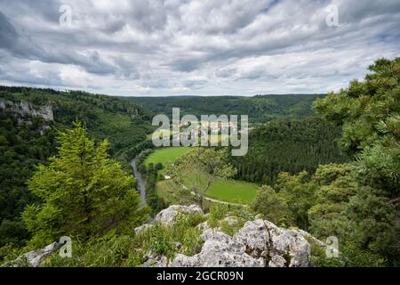 Vue sur la vallée du Danube de la commune de Beuron avec l'abbaye, la vallée du Haut Danube, Beuron, Baden-Wuerttemberg, Allemagne Banque D'Images