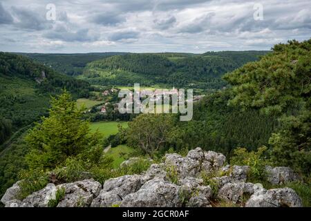 Vue sur la vallée du Danube de la commune de Beuron avec l'abbaye, la vallée du Haut Danube, Beuron, Baden-Wuerttemberg, Allemagne Banque D'Images