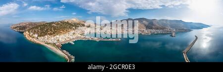 Vue aérienne, panorama à 360 degrés, vue sur la ville et le port de Kalymnos, Dodécanèse, Grèce Banque D'Images