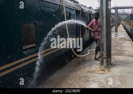 Dhaka, Bangladesh. 09e août 2021. Un employé de chemin de fer nettoie un train à la gare de Kamalapur. Les services de transport public sur terre, sur rail et sur les voies navigables doivent reprendre leurs activités après la fin du confinement de Covid-19. Dimanche, la Division du Cabinet a publié une circulaire confirmant que le verrouillage strict à l'échelle nationale. Dhaka, Bangladesh, 9 août 2021. Photo de Sazzad Hossain/Eyepix/ABACAPRESS.COM crédit: Abaca Press/Alay Live News Banque D'Images