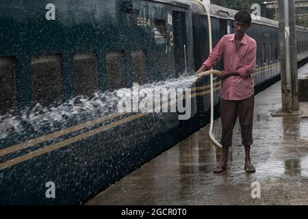 Dhaka, Bangladesh. 09e août 2021. Un employé de chemin de fer nettoie un train à la gare de Kamalapur. Les services de transport public sur terre, sur rail et sur les voies navigables doivent reprendre leurs activités après la fin du confinement de Covid-19. Dimanche, la Division du Cabinet a publié une circulaire confirmant que le verrouillage strict à l'échelle nationale. Dhaka, Bangladesh, 9 août 2021. Photo de Sazzad Hossain/Eyepix/ABACAPRESS.COM crédit: Abaca Press/Alay Live News Banque D'Images