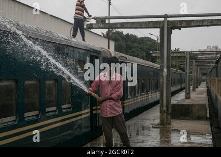 Dhaka, Bangladesh. 09e août 2021. Un employé de chemin de fer nettoie un train à la gare de Kamalapur. Les services de transport public sur terre, sur rail et sur les voies navigables doivent reprendre leurs activités après la fin du confinement de Covid-19. Dimanche, la Division du Cabinet a publié une circulaire confirmant que le verrouillage strict à l'échelle nationale. Dhaka, Bangladesh, 9 août 2021. Photo de Sazzad Hossain/Eyepix/ABACAPRESS.COM crédit: Abaca Press/Alay Live News Banque D'Images