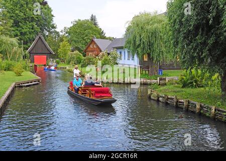 Touristes dans les barges de Spreewald dans le village de Lehde, Brandebourg, Allemagne Banque D'Images