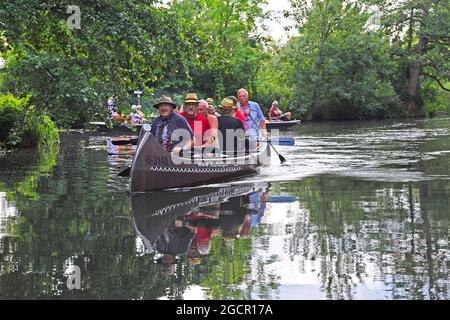 Touristes pagayant le long de la Spree, Spreewald près de Schlepzig, Brandebourg, Allemagne Banque D'Images