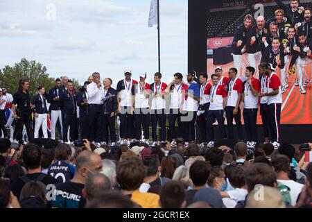 Les Français Volley jouent sur scène, en face de la Tour Eiffel sur le Trocadéro, à Paris, à leur retour des Jeux Olympiques de Tokyo en 2020, le 9 août 2021. Photo de Raphael Lafargue/ABACAPRESS.COM Banque D'Images