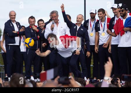 Les joueurs de volley-ball français et leur entraîneur Laurent Tillie sur scène, devant la Tour Eiffel sur le Trocadéro, à Paris, à leur retour des Jeux Olympiques de Tokyo 2020, le 9 août 2021. Photo de Raphael Lafargue/ABACAPRESS.COM Banque D'Images