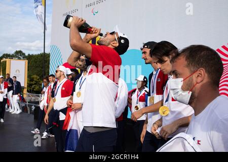 Les joueurs de volley-ball français fêtent avec du champagne sur scène, devant la Tour Eiffel sur le Trocadéro, à Paris, à leur retour des Jeux Olympiques de Tokyo en 2020, le 9 août 2021. Photo de Raphael Lafargue/ABACAPRESS.COM Banque D'Images