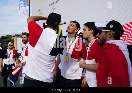 Les joueurs de volley-ball français fêtent avec du champagne sur scène, devant la Tour Eiffel sur le Trocadéro, à Paris, à leur retour des Jeux Olympiques de Tokyo en 2020, le 9 août 2021. Photo de Raphael Lafargue/ABACAPRESS.COM Banque D'Images
