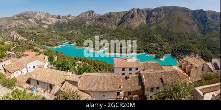 Vue panoramique sur le réservoir et la vallée de Guadalest depuis El Castell de Guadalest, Espagne Banque D'Images