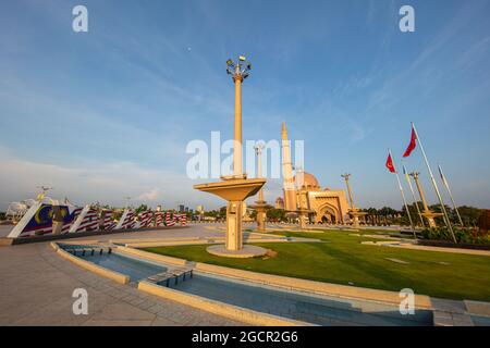 Le signe de la ville de Putrajaya, en Malaisie, en couleur du drapeau malaisien. En arrière-plan la Mosquée Putra ou Masjid Putra, Mo principal Banque D'Images