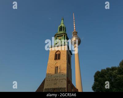 Tour de télévision et église Saint-Marien dans la ville de Berlin, capitale de l'Allemagne. Fernsehturm und St. Marienkirche à Berlin avant le coucher du soleil. Banque D'Images