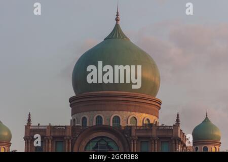 Soleil matinal au-dessus du bureau du Premier ministre malaisien à Putrajaya, en Malaisie. Le dôme du bâtiment à la place Putra. Ville gouvernementale de Putrajaya Banque D'Images